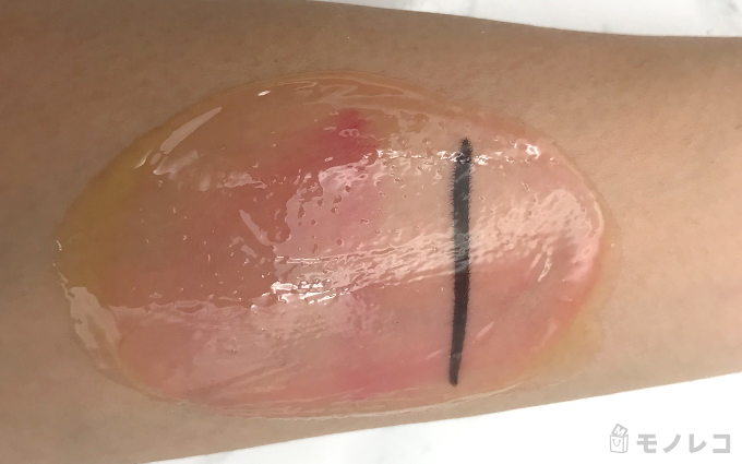 DHC(ディーエイチシー) / ホットクレンジングジェル EXを肌に馴染ませている画像