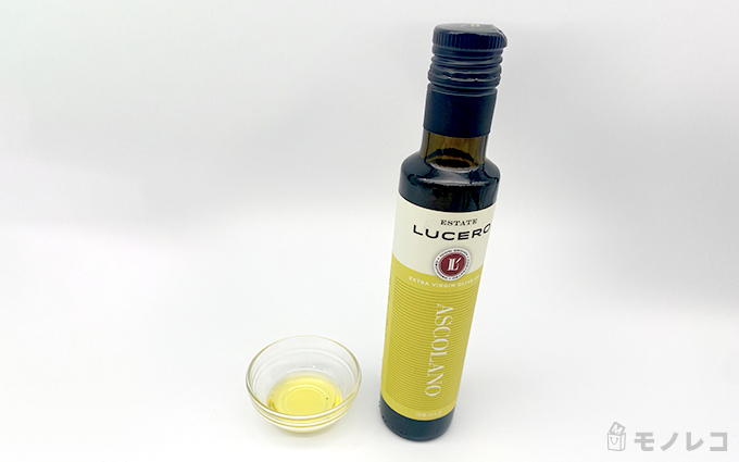 LUCERO(ルセロ)のボトルと中身を入れた小皿の画像