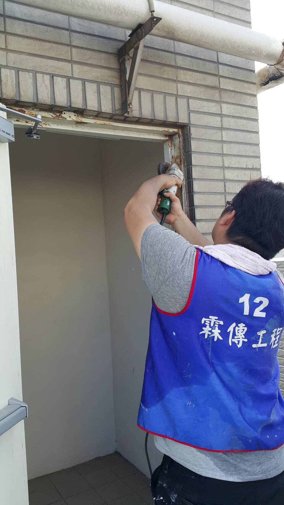 未來21瓦斯遮陽板除鏽工程.jpg