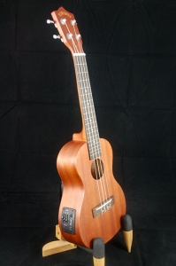 沙比利木23吋「電烏克麗麗」可接音響演奏