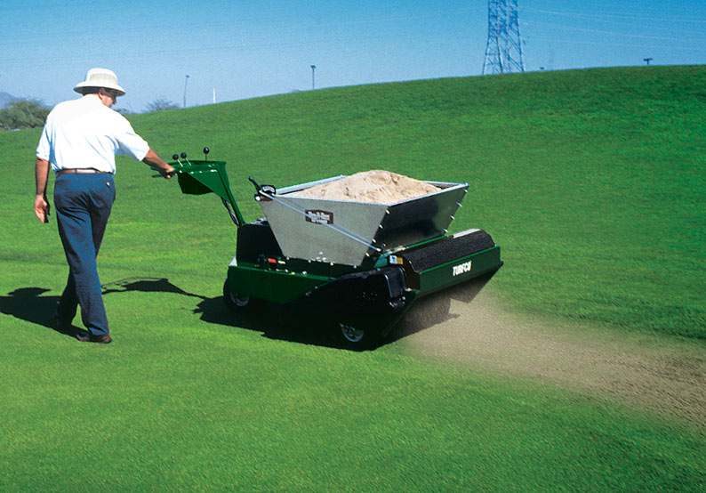 美國 TURFCO F15B 自走式鋪砂機.jpg