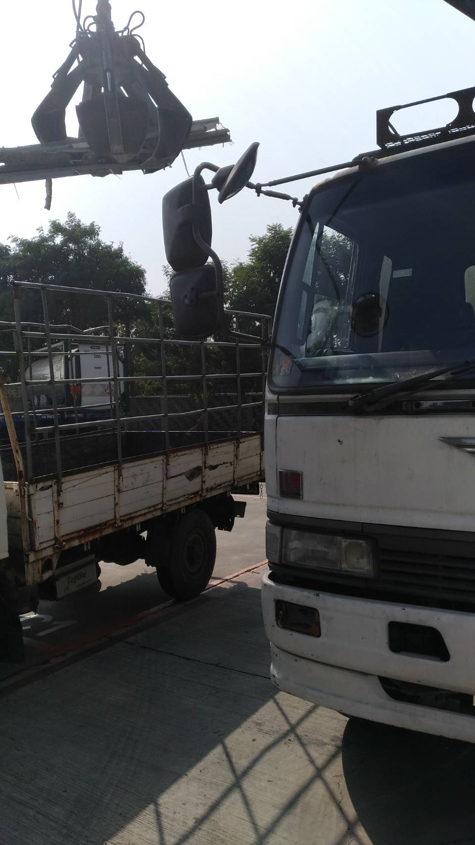 1南科廠房處理廢鐵2.jpg
