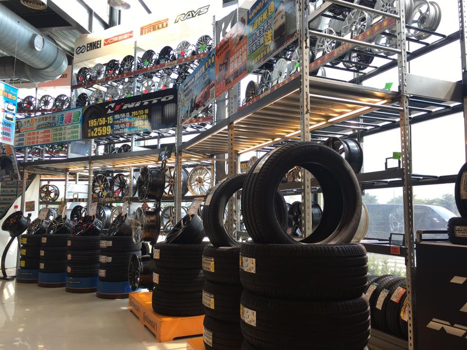 台中汽車百貨,陳列架,展示架_3.jpg