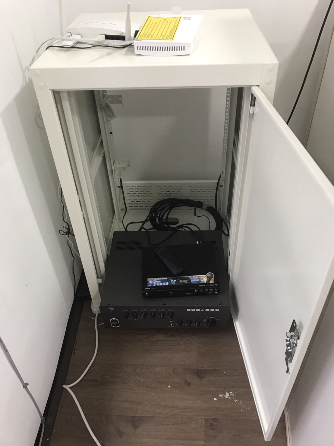 裝設機櫃 (2).jpg