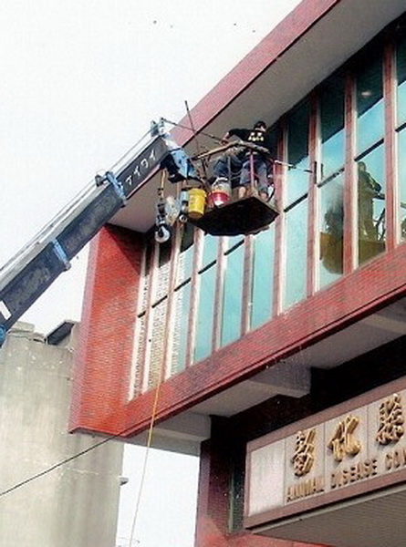 大樓玻璃清潔維護.jpg
