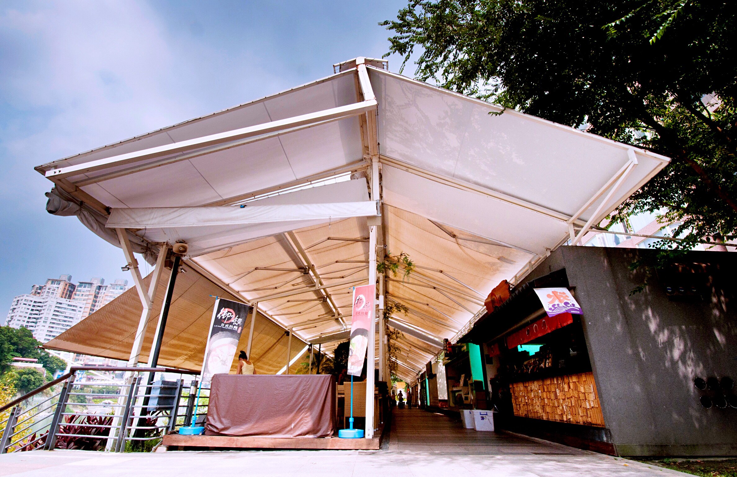 碧潭風景區 新北市 新店區【伸縮帆布遮雨棚、造型鐵架帆布、升降帆布、金字塔帳】 龍門帆布有限公司 (帆布工程、伸縮帆布、遮雨棚)