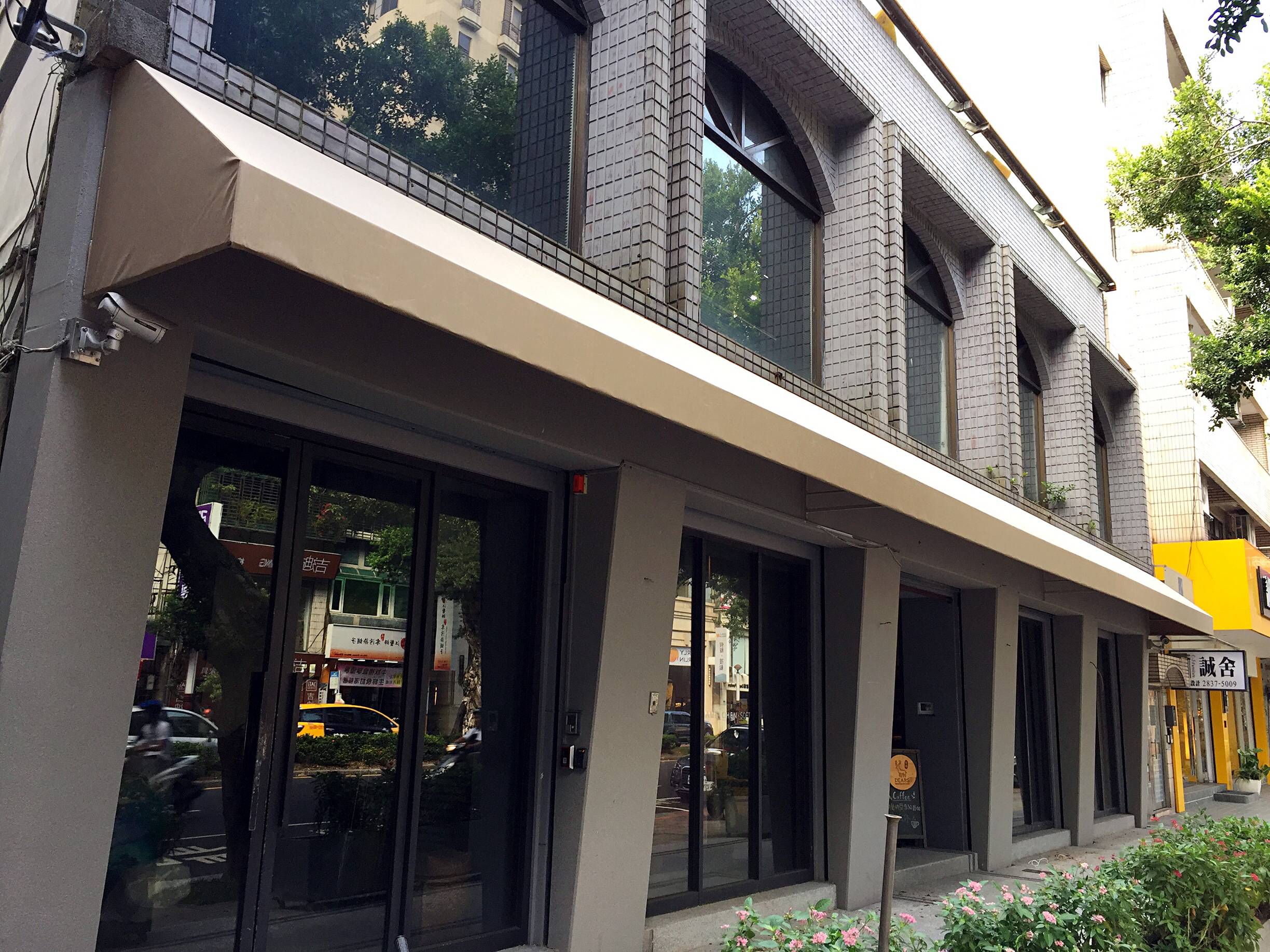 3 龍門帆布 帆布工程 遮陽棚 遮雨棚 鐵架帆布 造型帆布.jpg