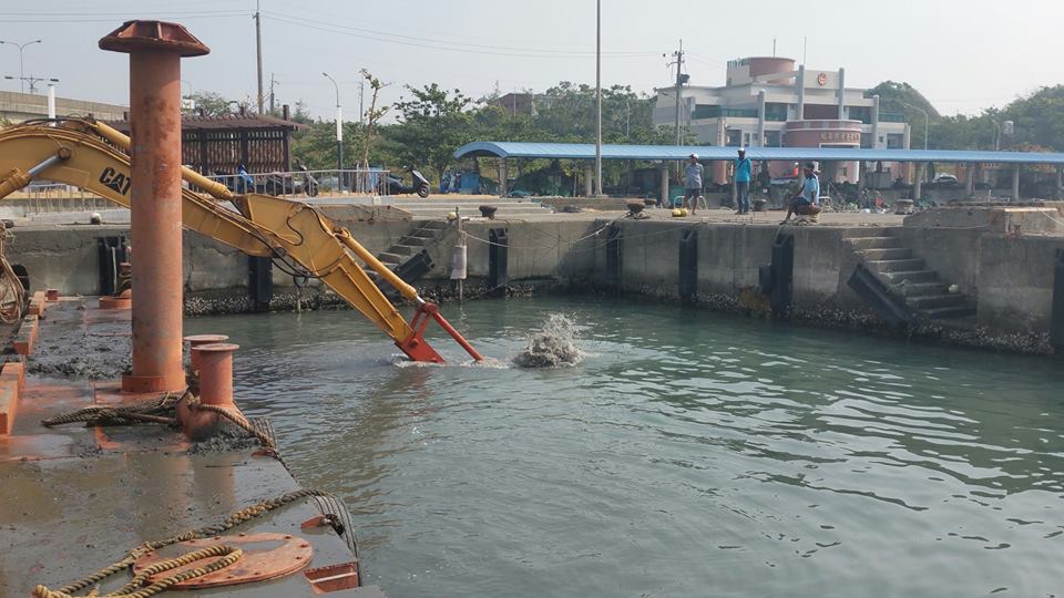 鳳鼻頭漁港航道挖土機乘座平台船浚挖工程5.jpg