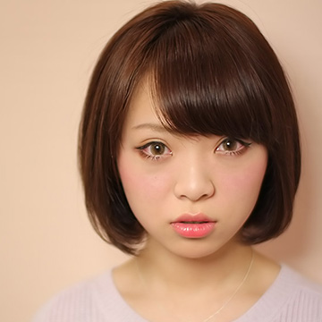 秋冬のヘアスタイル「斜めバング大人可愛ショート」