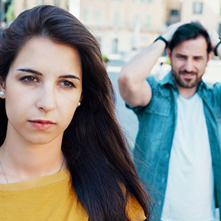 彼女と来て後悔！彼氏が恥ずかしいと思う彼女の行動6選