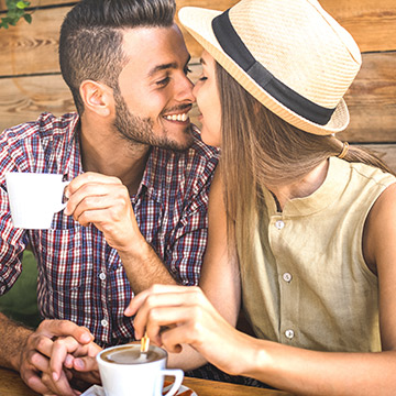 幸せそうなカップルを無視できない！妬みの目で見てしまう原因とは？