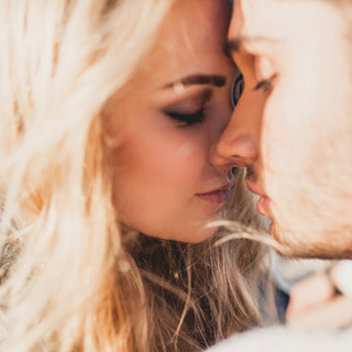 周りの目が気になる大胆なシチュエーションは不人気…女性が一度は夢見るシチュエーションって？