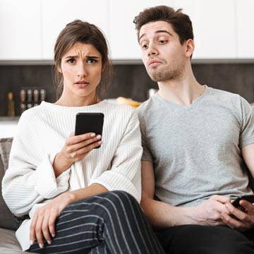 彼女から「携帯見せて」と言われたら見せる？見せない？