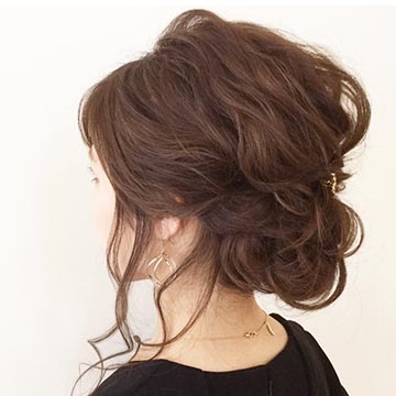 オフィスでモテるヘアアレンジを今すぐ覚えよう！ざっくり後れ毛シニヨンのコツ♡