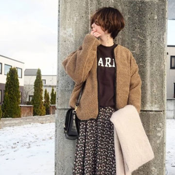 “ロゴスウェット”を大人っぽく着こなすコツって？おしゃれに見せるカジュアルコーデ特集
