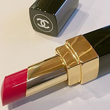 セクシーな色気を放つぷるぷる唇の作り方。使えるアイテムとは？