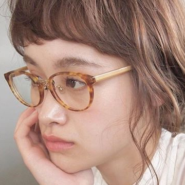 知的な魅力にドキッ♡必見！メガネの日でも可愛いメイク方法
