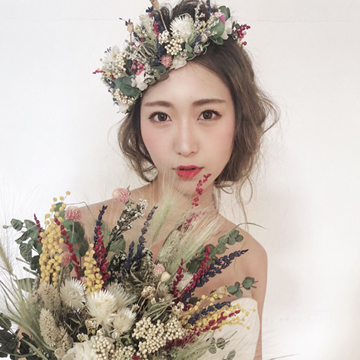 【秋冬の結婚式に一押し！】花嫁の魅力を引き立てる♡シックなフラワーウェディングヘアカタログ