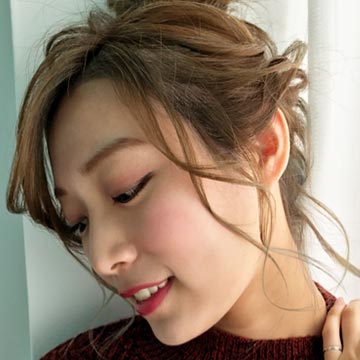 どうやったら違和感なくできる？ふんわり自然なチークの入れ方