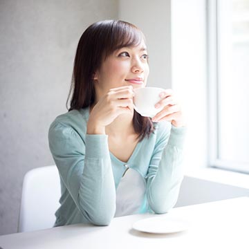 守ってあげたくなっちゃう♡年上男性からアプローチされやすい女性の特徴4つ