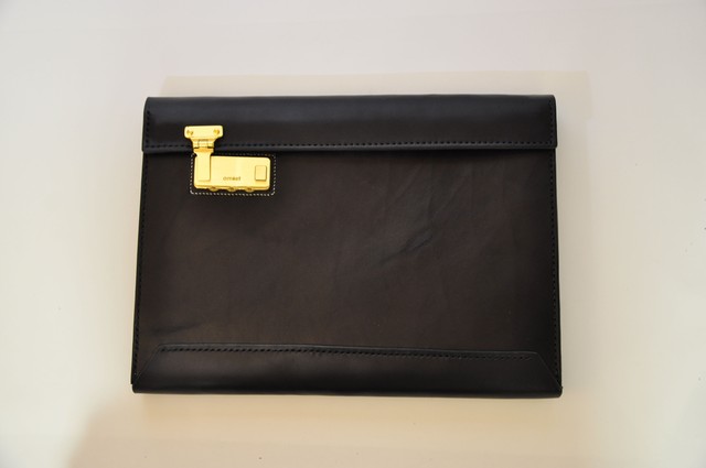 MacBookと手帳と本、それで十分。そんな大人のクラッチバッグを