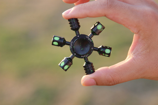 空前絶後の大ヒット知育玩具ハンドスピナーの最新作iSpinXが早く