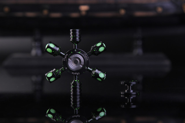 空前絶後の大ヒット知育玩具ハンドスピナーの最新作iSpinXが早く