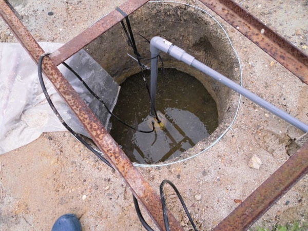 一メートル掘り進んでもう水が溜まって来ました？早すぎ！！