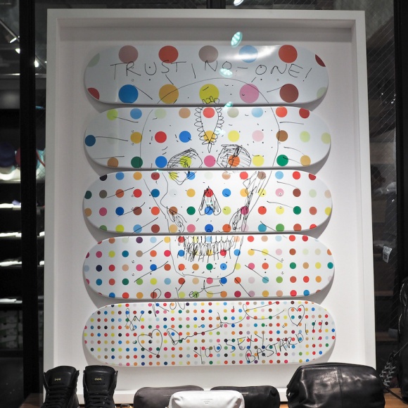 「ダミアン・ハースト」のネックレス<810万円>を渋谷で