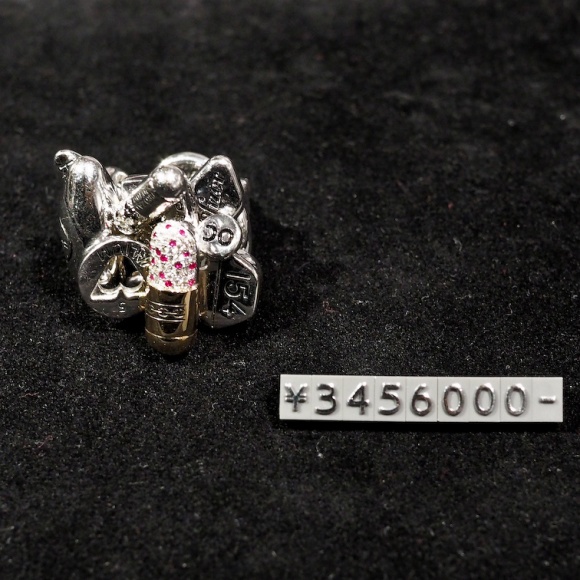 「ダミアン・ハースト」のネックレス<810万円>を渋谷で