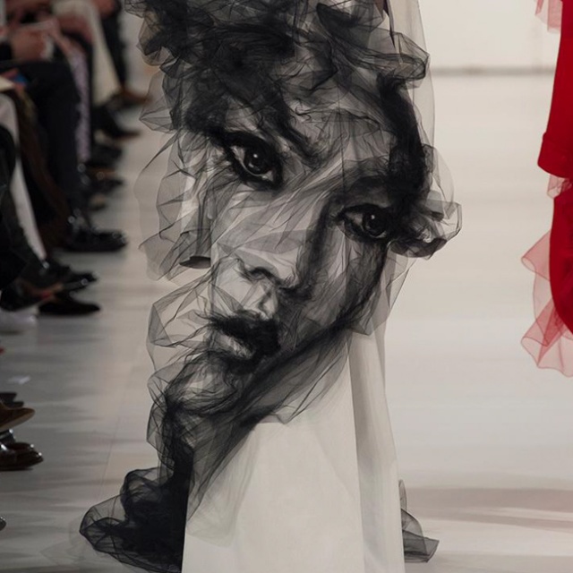 こんな発想見たことない 布のドレープで女性の顔を彫刻した メゾン マルジェラ にドキドキします Blog Pen Online