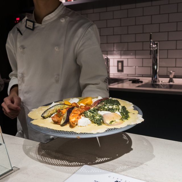 明日OPENする「渋谷ストリーム」のピザ店は、ナイフとフォークで食べるゴージャス料理で大満足!