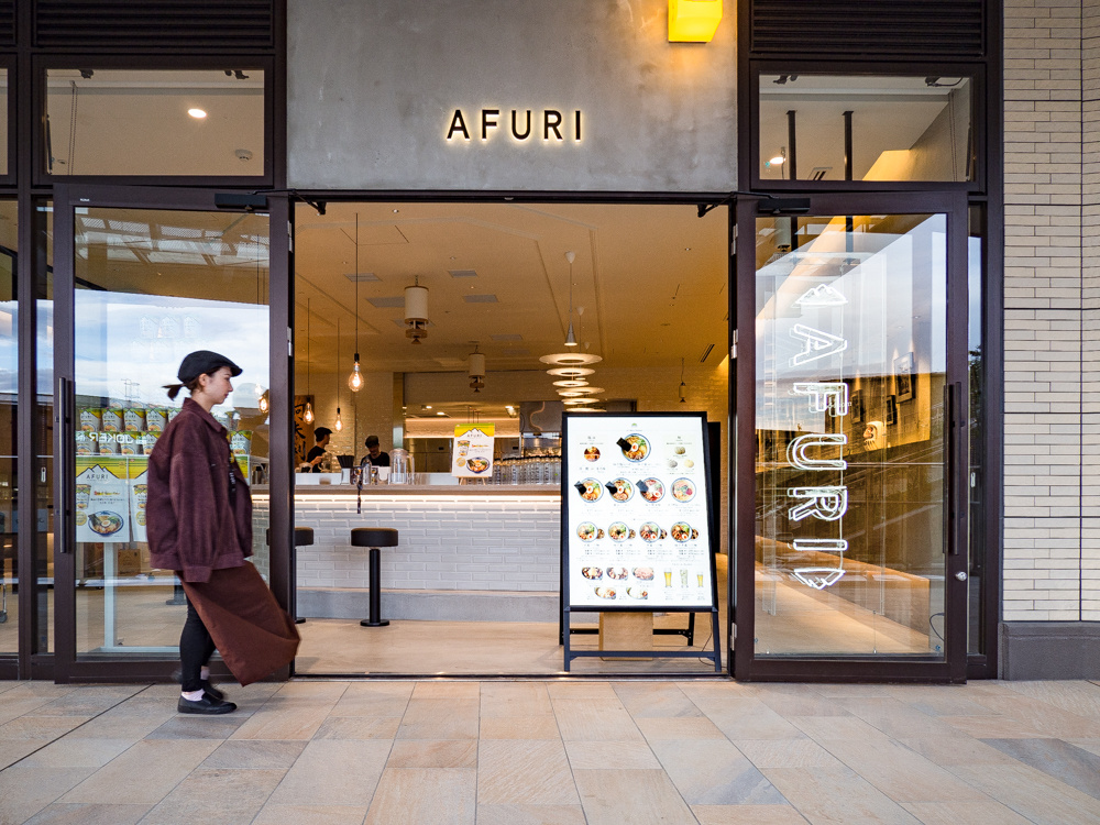 ラーメン「AFURI」のいちばん新しい店は、まるでカフェな広々&おしゃれ空間。