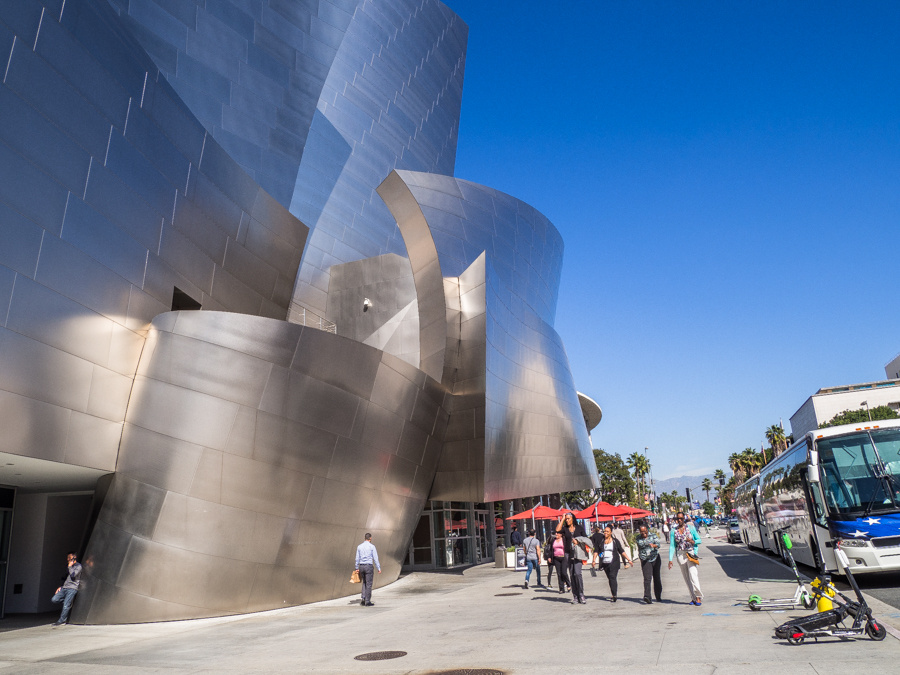 反射がまぶしすぎる!よくぞつくったシルバーメタルのスゴ技建築 in LA