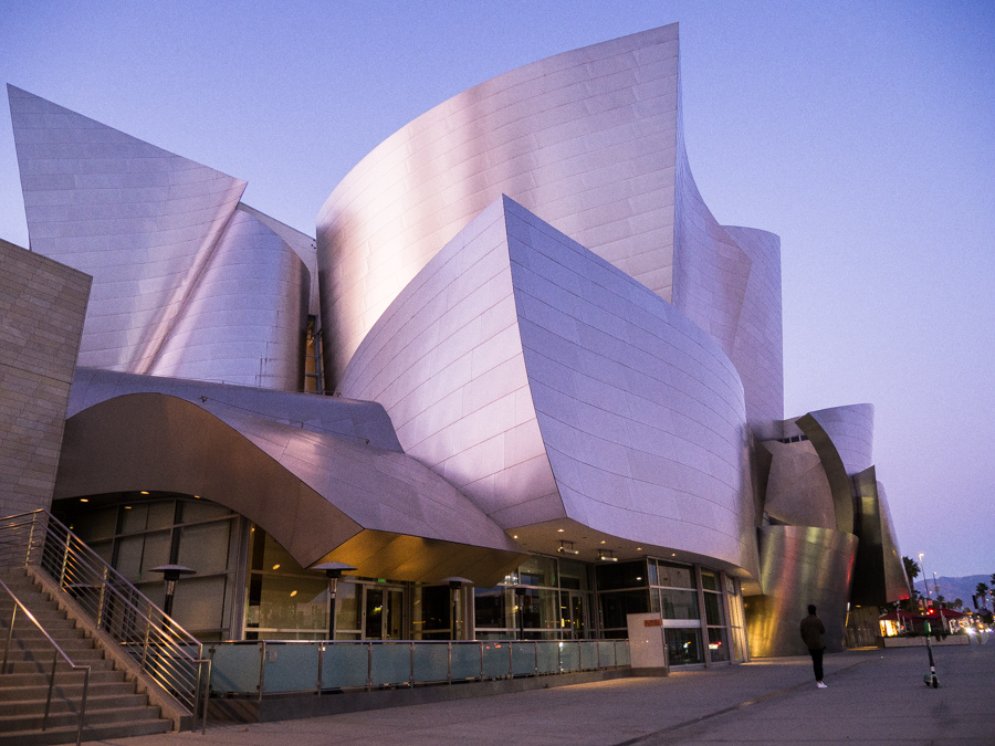 反射がまぶしすぎる!よくぞつくったシルバーメタルのスゴ技建築 in LA