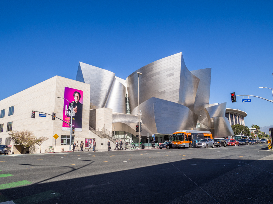 反射がまぶしすぎる!よくぞつくったシルバーメタルのスゴ技建築 in LA