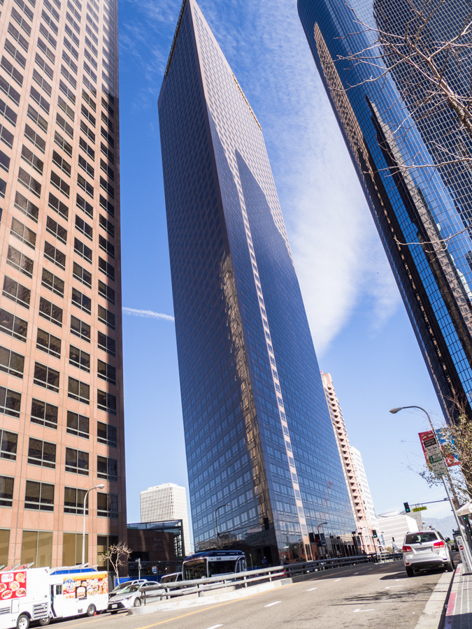 反射がまぶしすぎる!よくぞつくったシルバーメタルのスゴ技建築 in LA