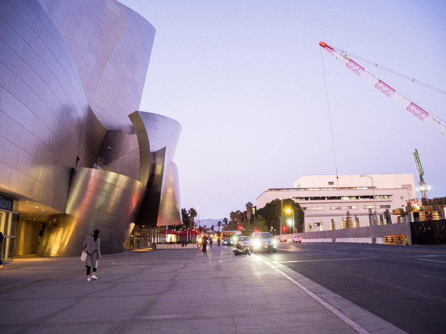 反射がまぶしすぎる!よくぞつくったシルバーメタルのスゴ技建築 in LA