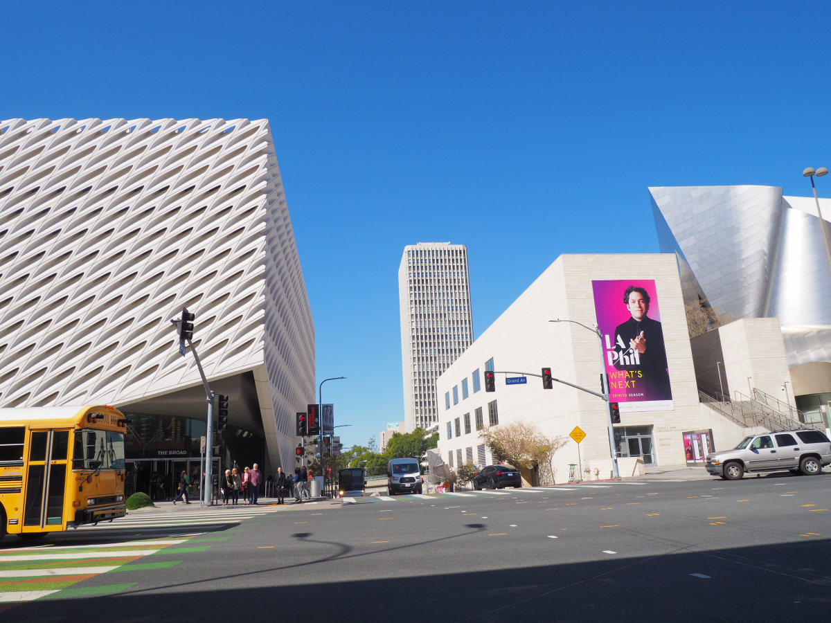 反射がまぶしすぎる!よくぞつくったシルバーメタルのスゴ技建築 in LA