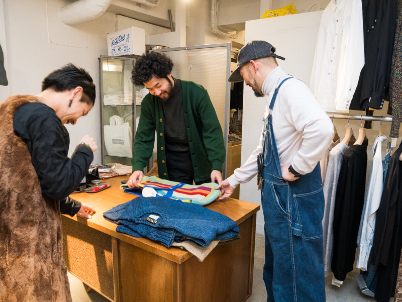 ただいま絶賛準備中。マフラーとニット、2軒の期間限定店には “心” を感じます。@表参道