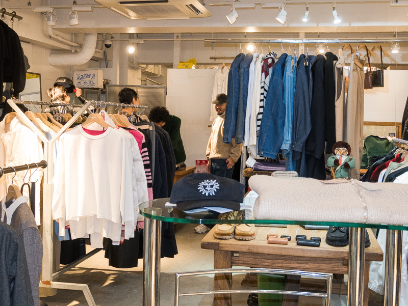 ただいま絶賛準備中。マフラーとニット、2軒の期間限定店には “心” を感じます。@表参道