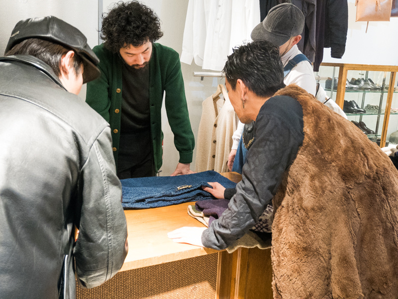 ただいま絶賛準備中。マフラーとニット、2軒の期間限定店には “心” を感じます。@表参道