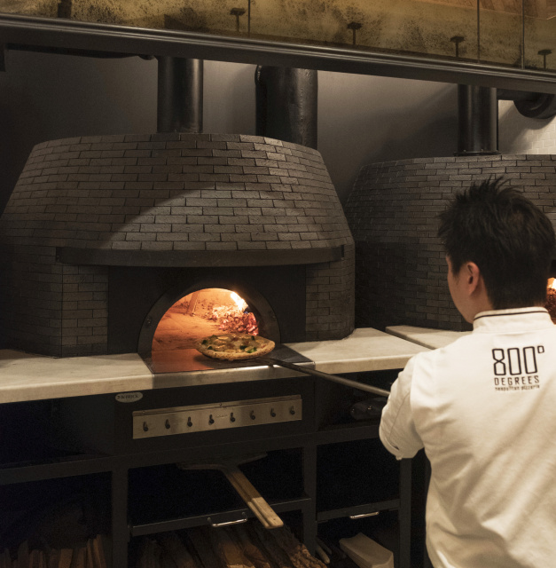 LA発カスタマイズピッツァで人気の「800°ディグリーズ」2号店が、南青山に登場! 「カウンターで一杯」も楽しめます。
