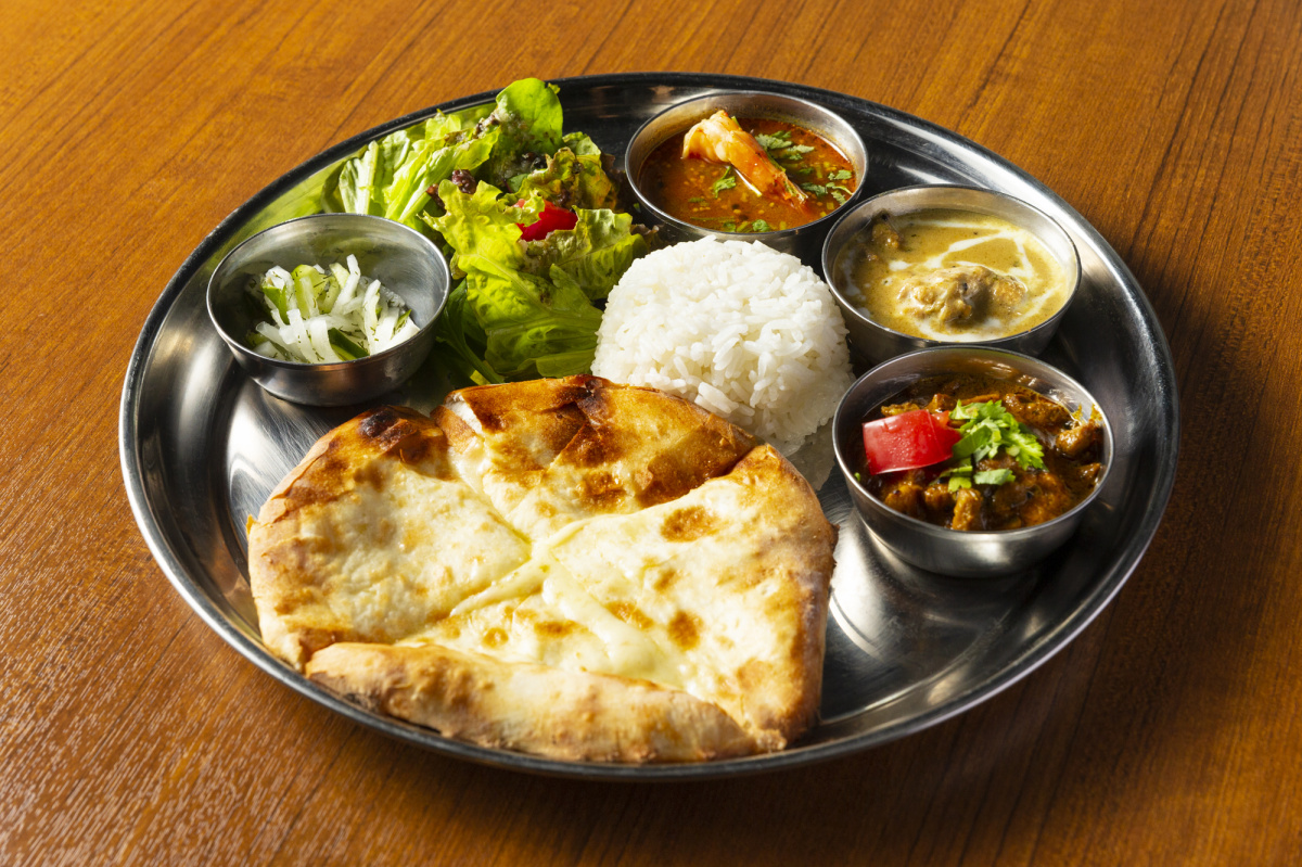 カレーをつまみに今宵も一杯!「スパイスバザール アチャカナ」で、本格カレーと絶品スパイス料理に舌鼓。