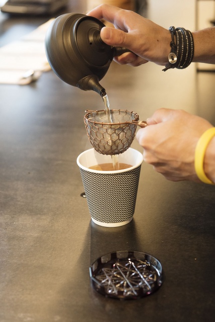 竹下通りの喧騒を抜けたスタンドで、厳選された焙じ茶とハンドドリップのコーヒーにほっと一息。