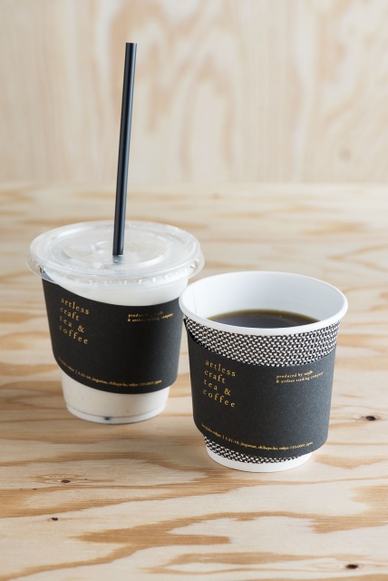 竹下通りの喧騒を抜けたスタンドで、厳選された焙じ茶とハンドドリップのコーヒーにほっと一息。