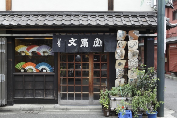 舞扇に持扇まで、じっくり品定め。