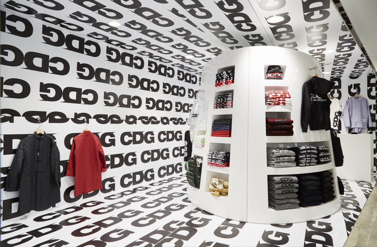 コム デ ギャルソン好きなら見逃せない、「CDG」初の路面店が丸の内にオープン。