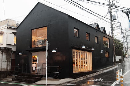 男の遊び心を刺激する、バイクとサーフとファッションの店。
