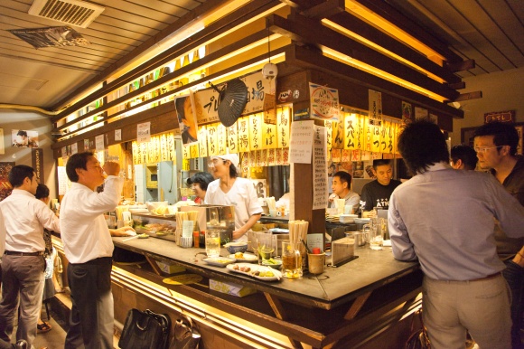 店全体が「相席」になる、気軽な酒場。